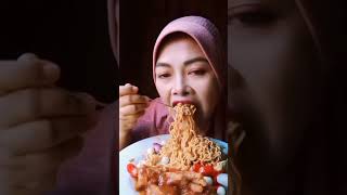 makan mie campur ceker Marcon