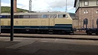 Eine Lok fährt vorbei am Bahnhof in Meiningen