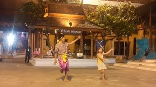 Girl beautiful dances with an actor from Siam Niramit / Девочка красиво танцует