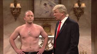 Скетч SNL: по пояс голый Путин появляется с мешком подарков из камина Трампа