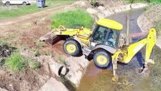 Retroescavadeira JCB fazendo limpeza de córrego