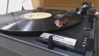 Toca Discos Polyvox TD 1000 Reproduzindo um Vinil