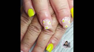 Uñas Cortas Amarillas Neon con Flores