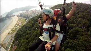 Lenita voando de parapente em São Vicente/SP - Brasil