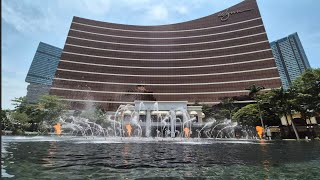 Performance Lake At Wynn Macau - Holding Out For A Hero By Jennifer Saunders (daytime)