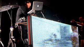 DJ Z-TRIP MIXING IRONMAN AT COMIC CON 2011 #NYCC