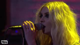 Pretty Reckless - Take Me Down no Conan O'Brien