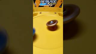 World Spryzen VS Salvage Valtryek (Hasbro Beyblade)