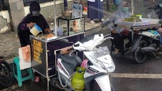 IBU ini dagang kue Cubit  pakai motor dengan gas 3Kg Jajanan Buat Orang berangkat kerja .