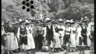 Schuhplattler beim Volkstrachtenfest in Wien, 1920.