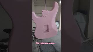 Pintada y esperando que se seque, Transformación Fender Hello Kitty | Borro Guitars #shorts #cortos