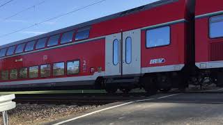 Umgekehrte Wagenreihung: RB22 nach Frankfurt(Main)Hbf mit einer BR143 und 5 unterschiedlichen DoStos