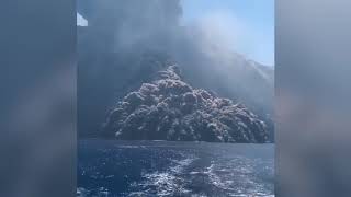 Vulcano Stromboli  .( Isole Eolie Sicily - Italy )- Eruzione avvistata da barca di turisti