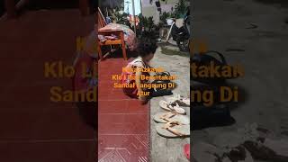 Kaka Azkayra rapikan Sendal.. klo sandal tidak Rapih dia langsung Rapihkan #Pembeajaran #3tahun