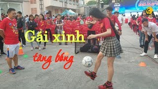 Gái xinh tâng bóng bằng 2 chân không phải chàng trai nào cũng làm được