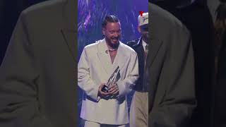 Maluma sorprende a J Balvin y le entrega Premio Billboard