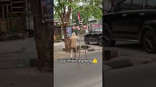 si unyu lagi main egrang