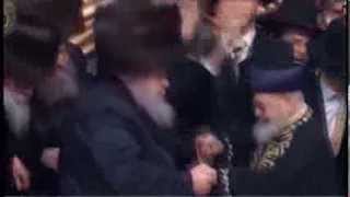 Rare - Rav Ovadia Yosef dancing with The Belzer Rebbe  עובדיה יוסף / בעלזא