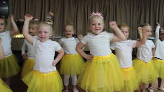 Jong dansers wys wat hulle die jaar by Sparkling Feet Dance Classes geleer het.