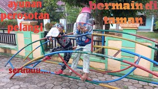 bermain panjat pelangi di taman