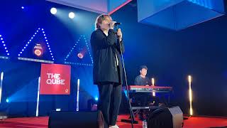 Lewis Capaldi - Hold Me While You Wait // live at the Qube Qmusic