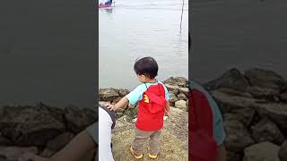 Lihat Perahu Kecil Lewat di Pantai Karangsong Indramayu #shorts