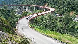 BUS TUJUAN MEDAN - PADANG DI JEMBATAN KELOK 9