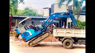 Excavator load to a Truck