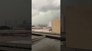 Olha essa chuva e esses relâmpagos!  Assustador