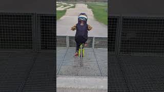 Kids grow too fast. First ride without stabilisers to bmx tracks #Shorts #BMXRacing #Kids