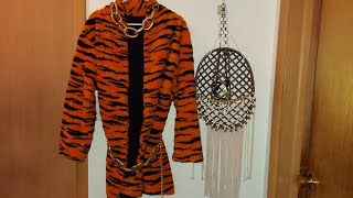 THRIFT STORE FINDS 🌞 TIGGER 🐅 🐯 THE TIGER JACKET 😃 🎃 👻 AND CHUNKY 🐘 JEWELRIES ACCESSORIES ✨️ 💖 👍 👌 😃