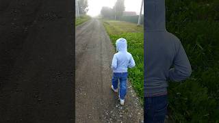 веду ребёнка в садик #ребенок #shortvideo #сад#деревня#кринж #природа#деревня