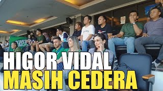 Momen Gelandang Persebaya Higor Vidal Duduk di Tribun Bersama Keluarga