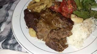 Vegan 'roast beef' with garlic, broccoli, grilled tomatoes and plantains #veganfood