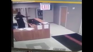 Aparición de fantasma deja traumado a vigilante de un colegio 🔴 Ghost Appearance Scares Guard