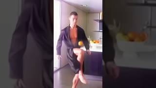 Ronaldo’s Playful Freestyle In Bath Robe 👘