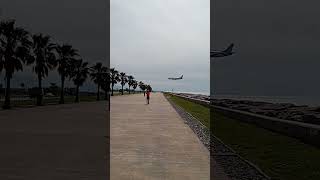 バトゥミ国際空港に着陸する航空機。An aircraft landing at Batumi International Airport.