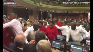 "Battle" in the South African Parliament because of the corrupt President