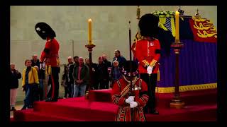 HM The Queen: Lying in State | Guards changing