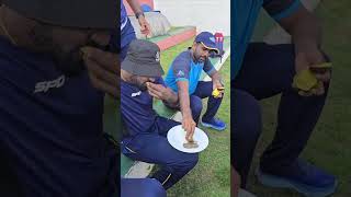 Sri Lankan player eat Mangoes