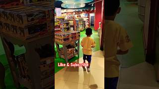 Hiyan 😃 gone Crazy for Toys at Hamleys #shorts | Hiyan’s funny moments | Hiyan & Mommy