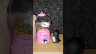 PENGUIN PLAYING GUMBALL MACHINE #satisfying #shorts