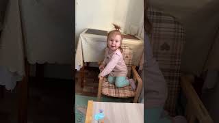 Девочка мило лает как собачка #baby #ребенок #дети #девочка #юмор #малышка #рыжая