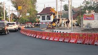 RAILWAY CROSSING II Perlintasan Kereta Api Pasar Nongko, Solo Balapan di pagi hari