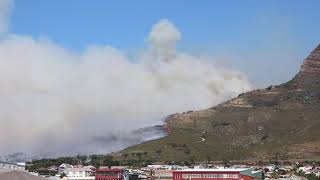 Cape Town Fire on Devils Peak - 3 helicopters arrive to throw water