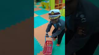 polisi sedang shopping