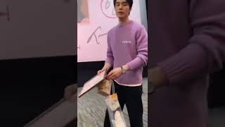 LEE DONG WOOK và màn chào FAN nhanh gọn lẹ🤣