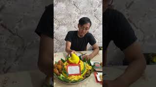 Potong tumpeng seperti ini ... jangan ya de ya... tidak sesuai filosofinya!