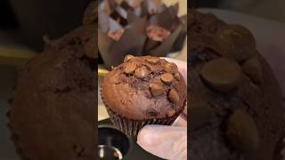 Double Chocolate Muffins with chocolate chips #healtyrecipe #muffins