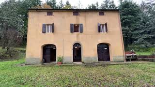 Montieri, casale bordo strada nel bosco